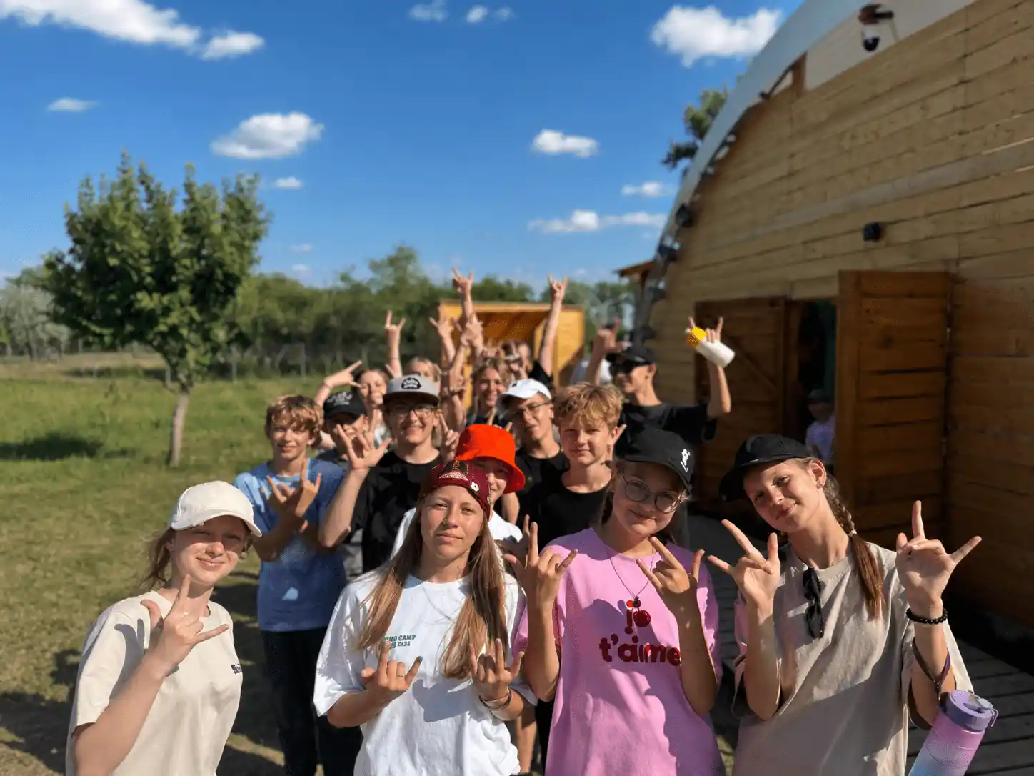 Дети машут родителям в лагере